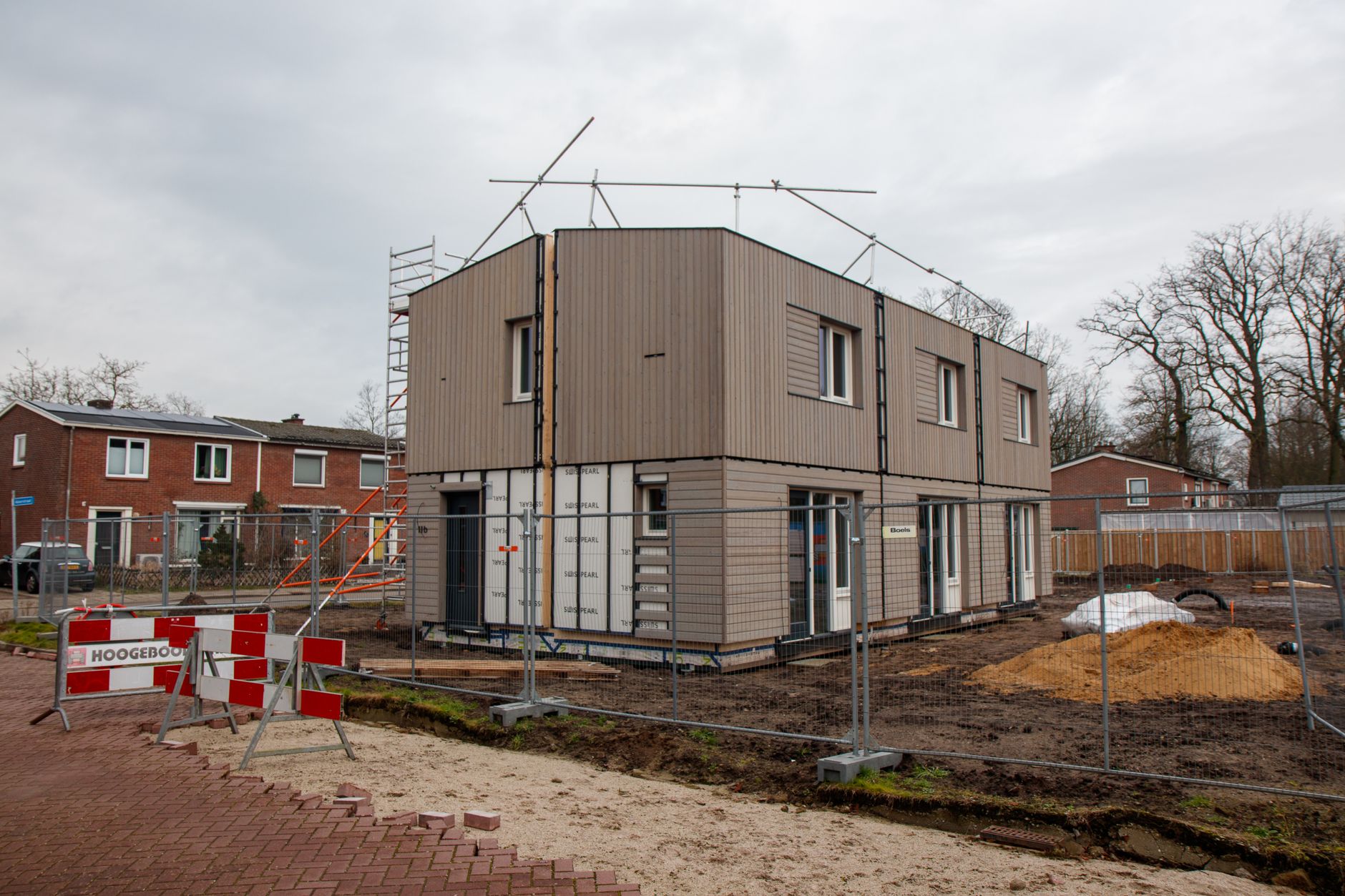 Nyt hus under opførelse med stillads og tag