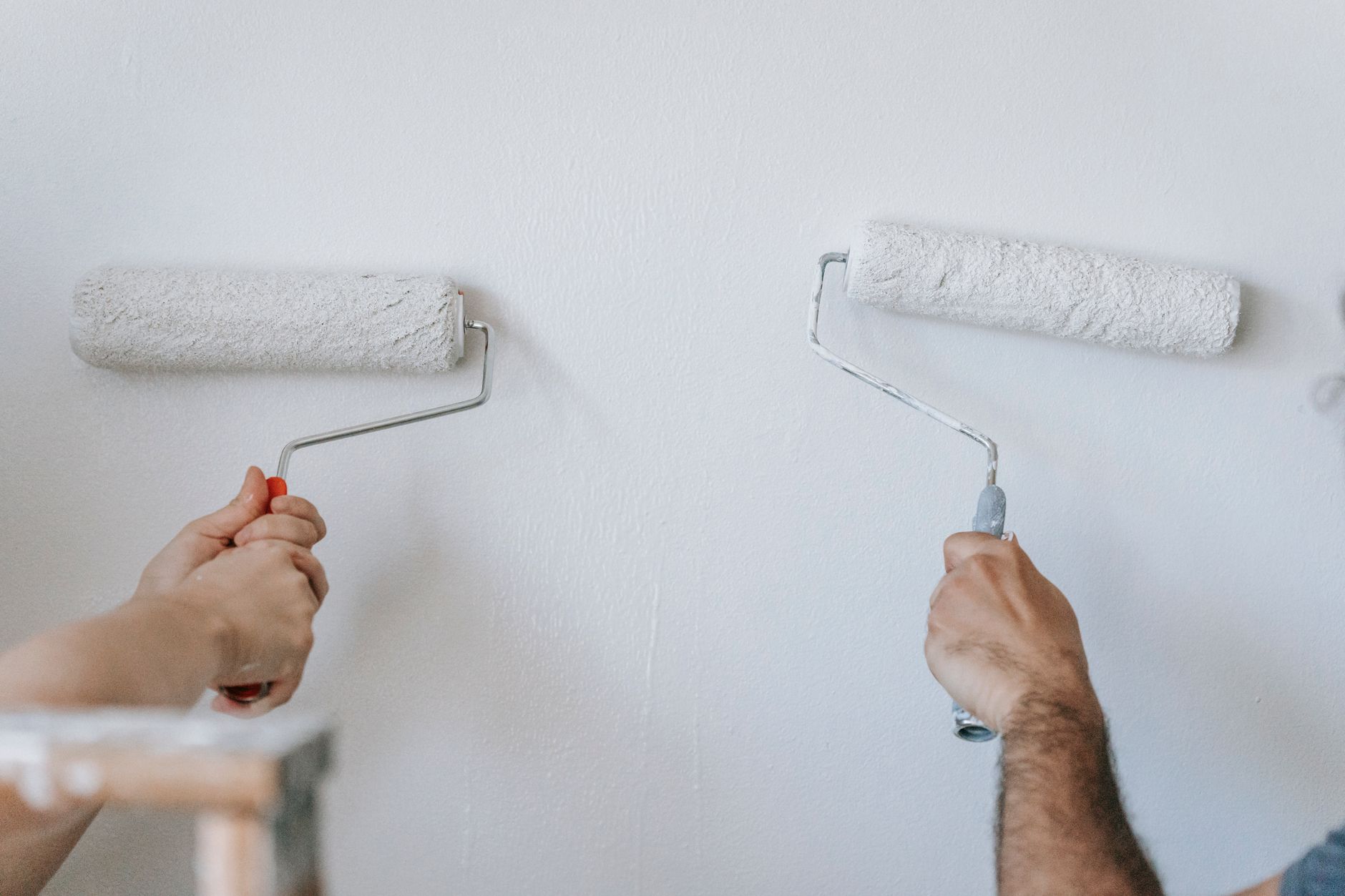 Væg bliver malet under renovering